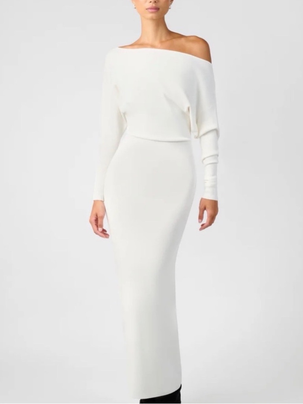 Off-Shoulder White Maxi Dress commence